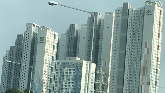 A street light next to a tall building