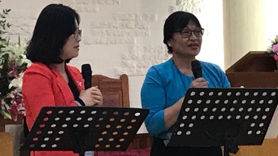 A group of women holding microphones