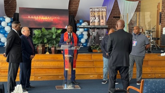 A person speaking into a microphone

Description automatically generated