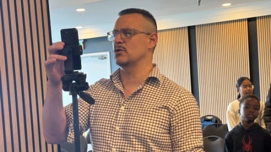 Luger Jesso operating camera for streaming